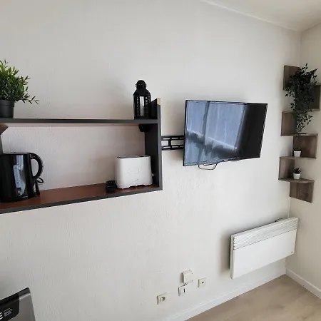 Fully Equipped 5min From The Train Apartment